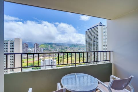 Honolulu Vacation Rental | Deluxe Studio | 1BA | 445 Sq Ft | Step-Free Access