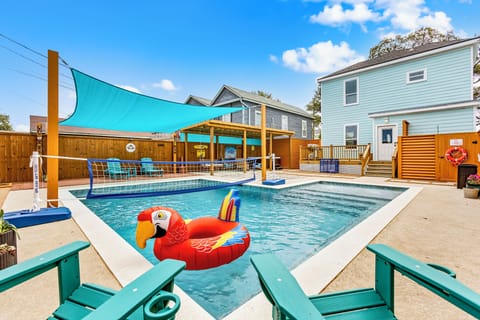 Private pool & hot tub – your own backyard oasis