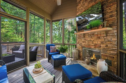 Whispering Knoll - Screened In Sitting Area