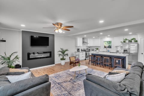 Furniture, Indoors, Living Room, Screen, Home Decor