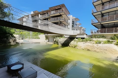 On site,Off site,Seating area,Coffee / tea facilities,Area and facilities,Day,Time of day,Natural landscape,Nearby landmark,Location,River view,Garden view,Lake view,Landmark view