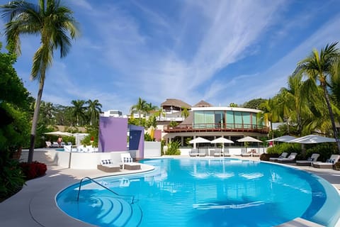 On site,Off site,Seating area,Area and facilities,Balcony / Terrace,Time of day,Swimming pool,Nearby landmark,Location,View(from property / room),Landmark view