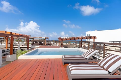 On site,Off site,Seating area,Coffee / tea facilities,Area and facilities,Balcony / Terrace,Hot Tub,Time of day,Patio,Nearby landmark,Living Room,Location,View(from property / room),Landmark view,Bird's eye view