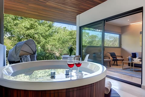 On site,Seating area,Coffee / tea facilities,Area and facilities,Decorative detail,Hot Tub,Location,View(from property / room)