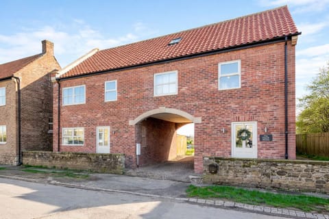 Spacious Modern Home Sleeps 8 | Garden & Free Parking | North Yorkshire House in Borough of Harrogate