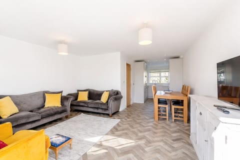 Spacious Modern Home Sleeps 8 | Garden & Free Parking | North Yorkshire House in Borough of Harrogate