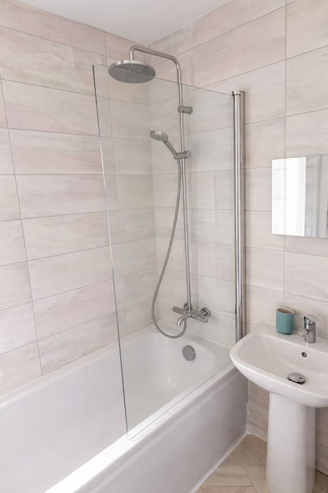 Spacious Modern Home Sleeps 8 | Garden & Free Parking | North Yorkshire House in Borough of Harrogate