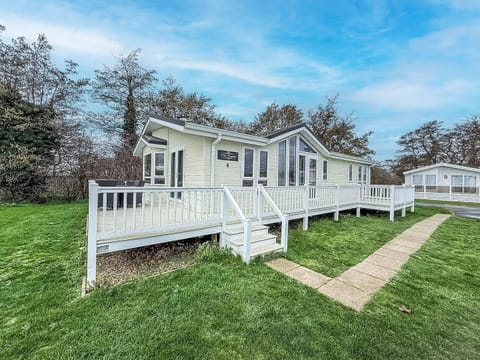 Indulge in a truly relaxing getaway by booking this beautiful 6 berth, dog-friendly lodge with decking, located on Manor Park Holiday Park, Hunstanton for your 2026 UK getaway.