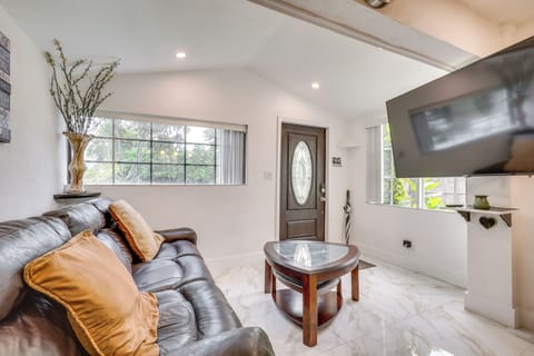 Hollywood Vacation Rental | 2BR | 1BA | 1,000 Sq Ft | Small Step Required