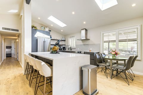 Kitchen | Cooking Basics | Breakfast Bar | Main Level