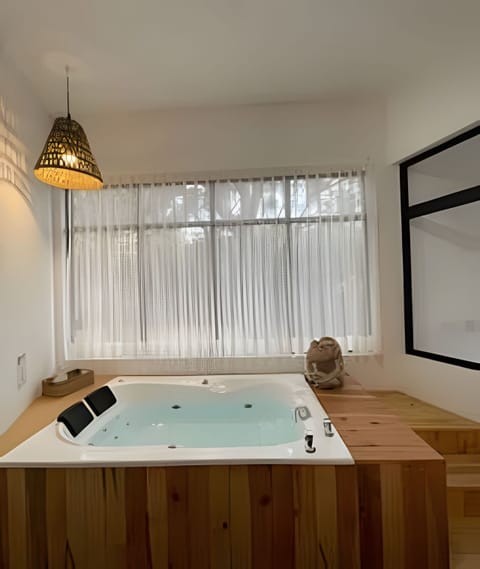 On site,Seating area,Coffee / tea facilities,Area and facilities,Hot Tub,Location,View(from property / room),Garden view