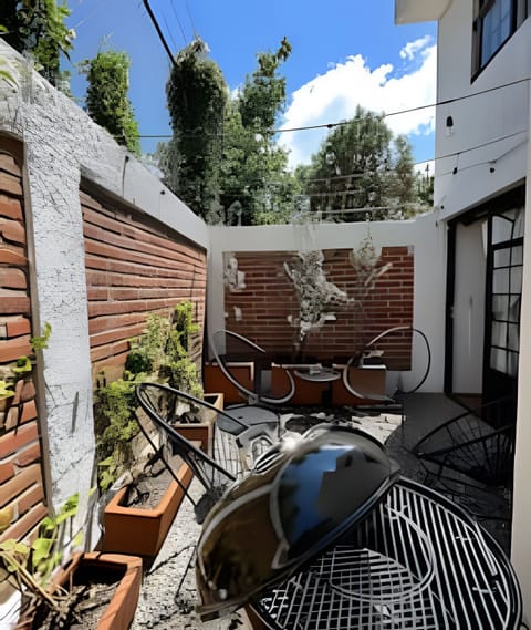 On site,Off site,Seating area,Coffee / tea facilities,Area and facilities,Decorative detail,Balcony / Terrace,Garden,BBQ facilities,Patio,Living Room,Location,View(from property / room),Garden view