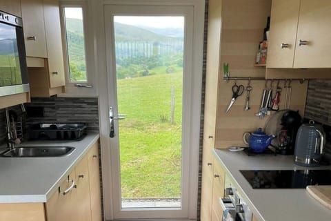 Well equipt kitchen with more beautiful views