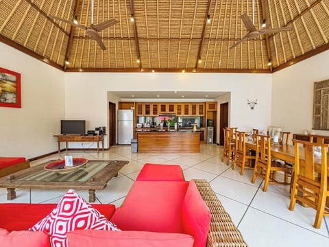 Dining Area

Located next to the living room, the dining space features a six-seater dining table and connects directly to the kitchen.
It opens up to the terrace, creating a seamless indoor-outdoor dining experience.