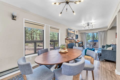 Dining area: Main floor, table seating for 6
