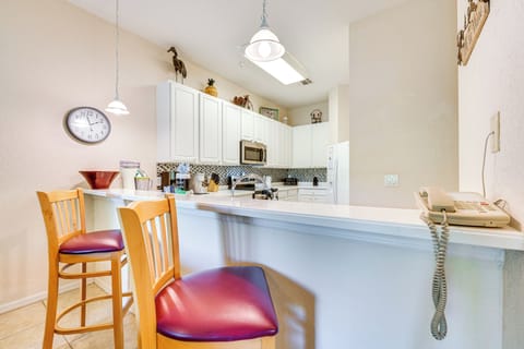 Breakfast Bar w/ Seating