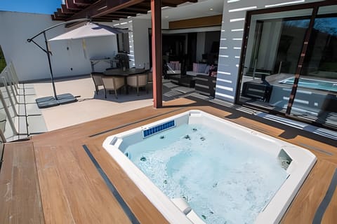 On site,Off site,Seating area,Area and facilities,Balcony / Terrace,Hot Tub,Time of day,Patio,Location,View(from property / room)