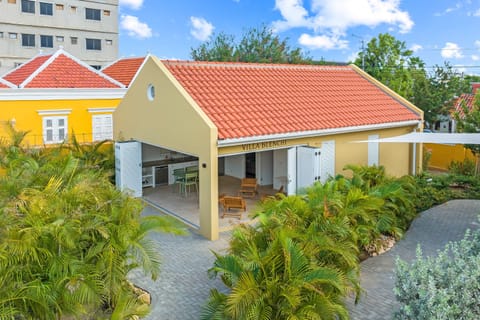 Villa Blenchi sits right beside the lush tropical garden at Villa Grandi’s boutique resort in Otrobanda.