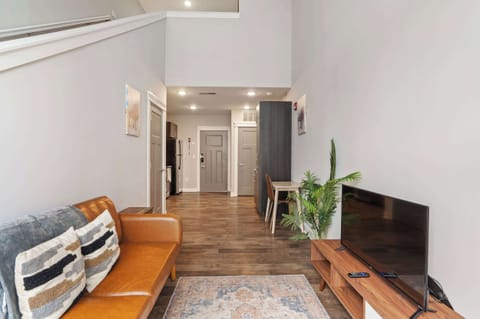 CozySuites - Penrose on Mass w/ pool & parking #1