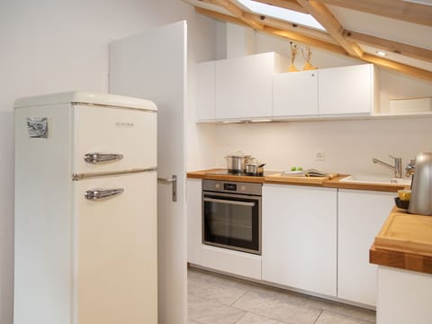 Kitchen Appliance, Kitchen, Major Appliance, Countertop, Interior Design, Wood, Flooring, Home Appliance, Cabinetry, Ceiling