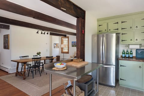 Nicely equipped eat-in kitchen