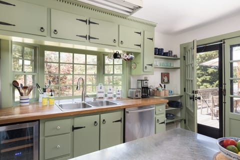 Nicely equipped eat-in kitchen