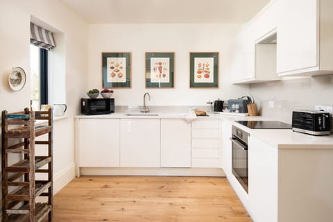Lakeside Cottage - Edward - the immaculate high-gloss kitchen has all of the essentials for a self-catered stay