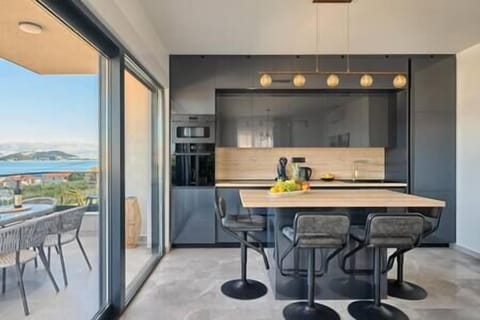 8b108658-fc7f-4663-af59-8619687bd039