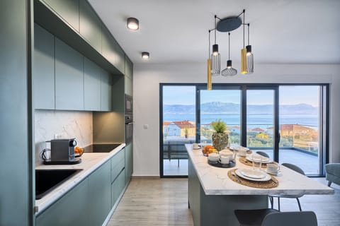 Kitchen with island (2)