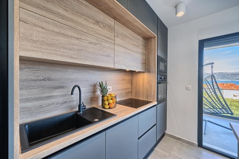 76894a94-effb-4b4e-ab66-a11215a1d583