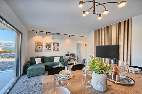 Open Floor Living Space (1)