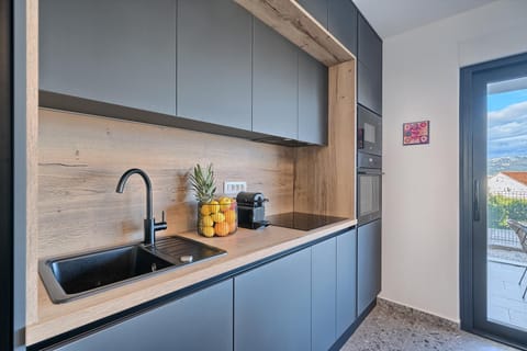 Kitchen with island (3)