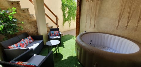 Outdoor spa tub