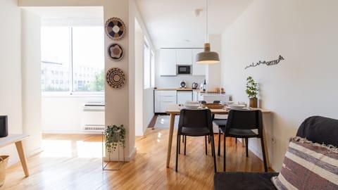 A cosy and sun-filled living space with AC and modern décor — perfect for unwinding after a day in Porto.
#LivingRoom #ModernDecor #PortoStay #Boavista