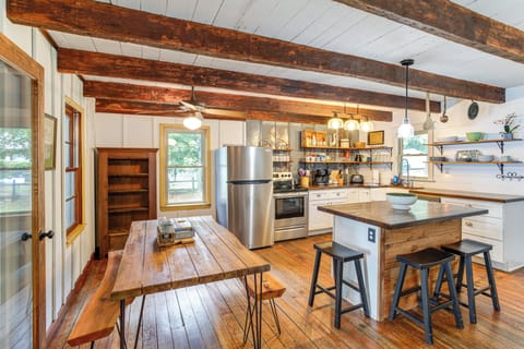 Dining Area | Dishware/Flatware Provided