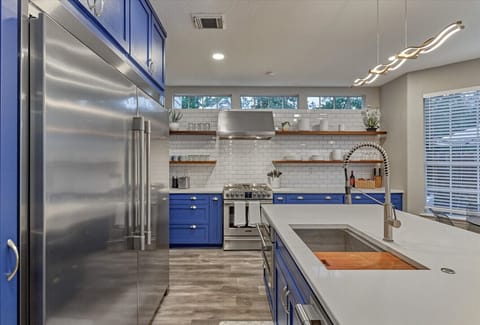 Cook in Style – Designer Kitchen with Cool Blue Vibes