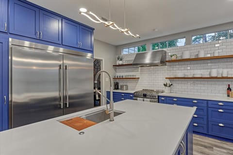 Cook in Style – Designer Kitchen with Cool Blue Vibes