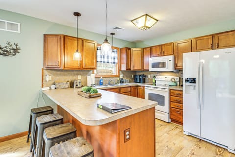 Kitchen | 2nd Floor | Keurig/Drip Coffee Maker | Air Fryer | Cooking Basics