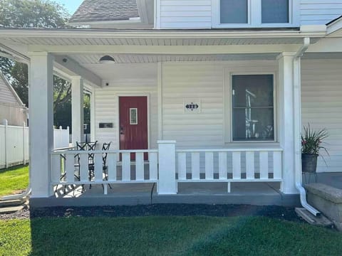 London Maisonette - Red Door (2)