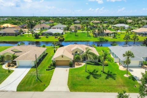 Beautiful 3 bedroom, 2 bathroom waterfront home with private pool in Rotonda West