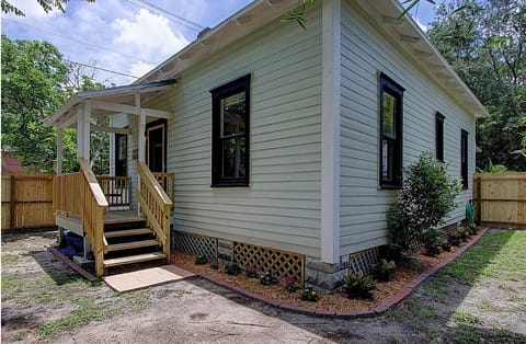 Exterior backyard w back porch