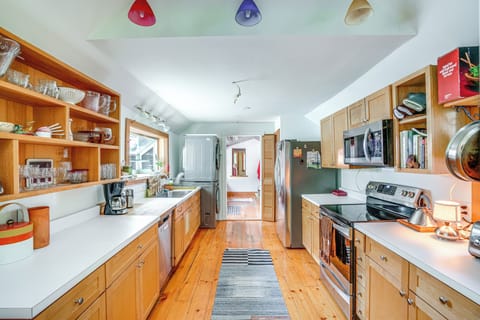 Kitchen | Dishwasher | Drip Coffee Maker | Toaster | 1st Floor