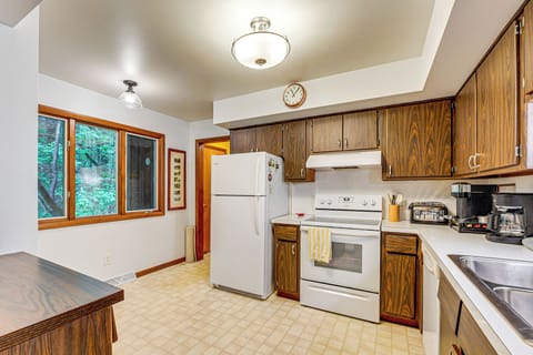 Kitchen | Main Floor | Nespresso & Drip Coffee Makers | Dishwasher