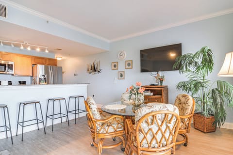 Dining Area | Dishware/Flatware Provided