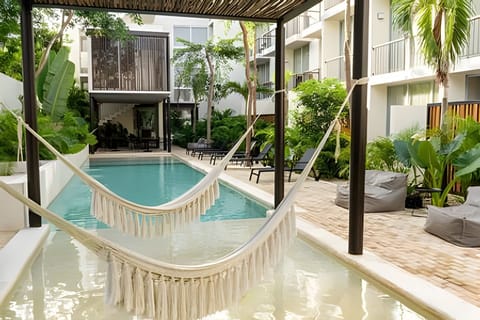 On site,Off site,Seating area,Coffee / tea facilities,Area and facilities,Balcony / Terrace,Time of day,Garden,Patio,Swimming pool,Nearby landmark,Location,View(from property / room),Garden view,Landmark view