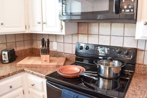 Whether you’re meal prepping or microwaving, this kitchen has you covered.