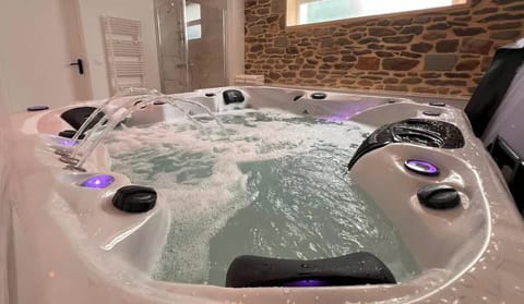 Indoor spa tub