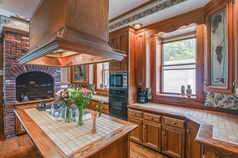 Lawrenceburg Vacation Rental | 1BR | 4.5BA | Stairs Required | 4,365 Sq Ft