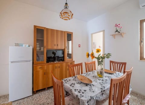 Autumn, Dining Room, Spring, Summer