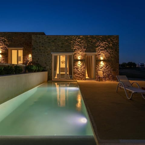 Peaceful Pool Area Glowing at Dusk – The villa’s private pool illuminated beautifully under the Cretan evening sky, creating a calm and romantic atmosphere.